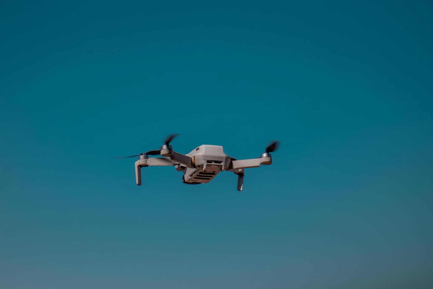 Använda drönare för jakt: Fördelar och utmaningar